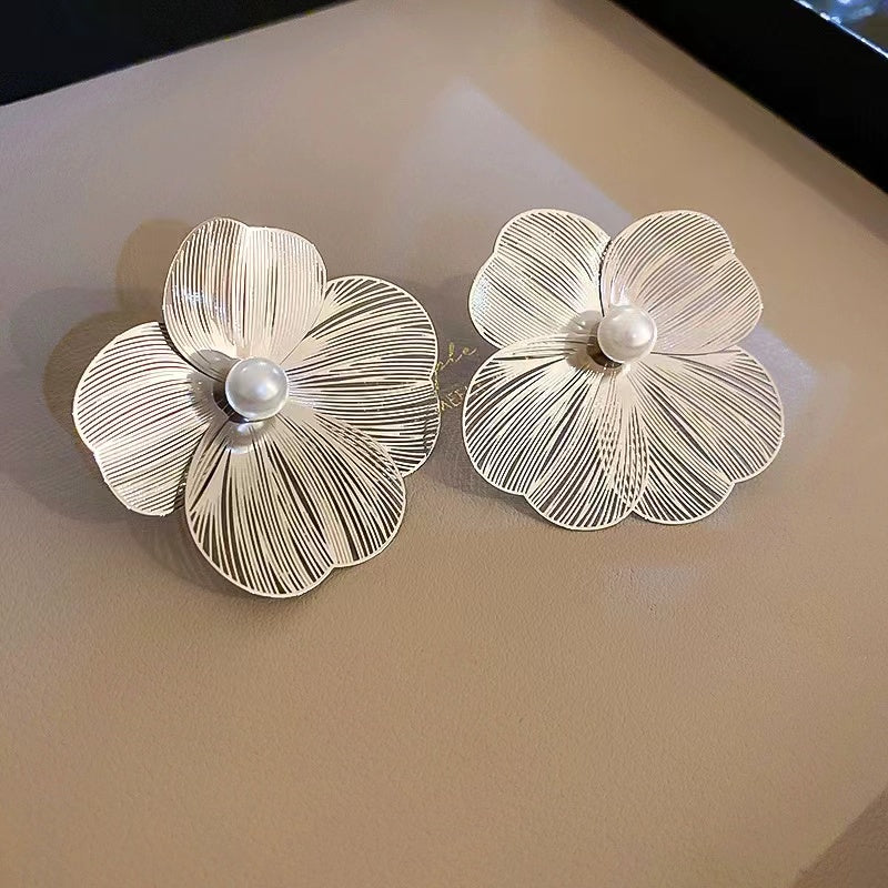 Flower metal+ pearl earrings