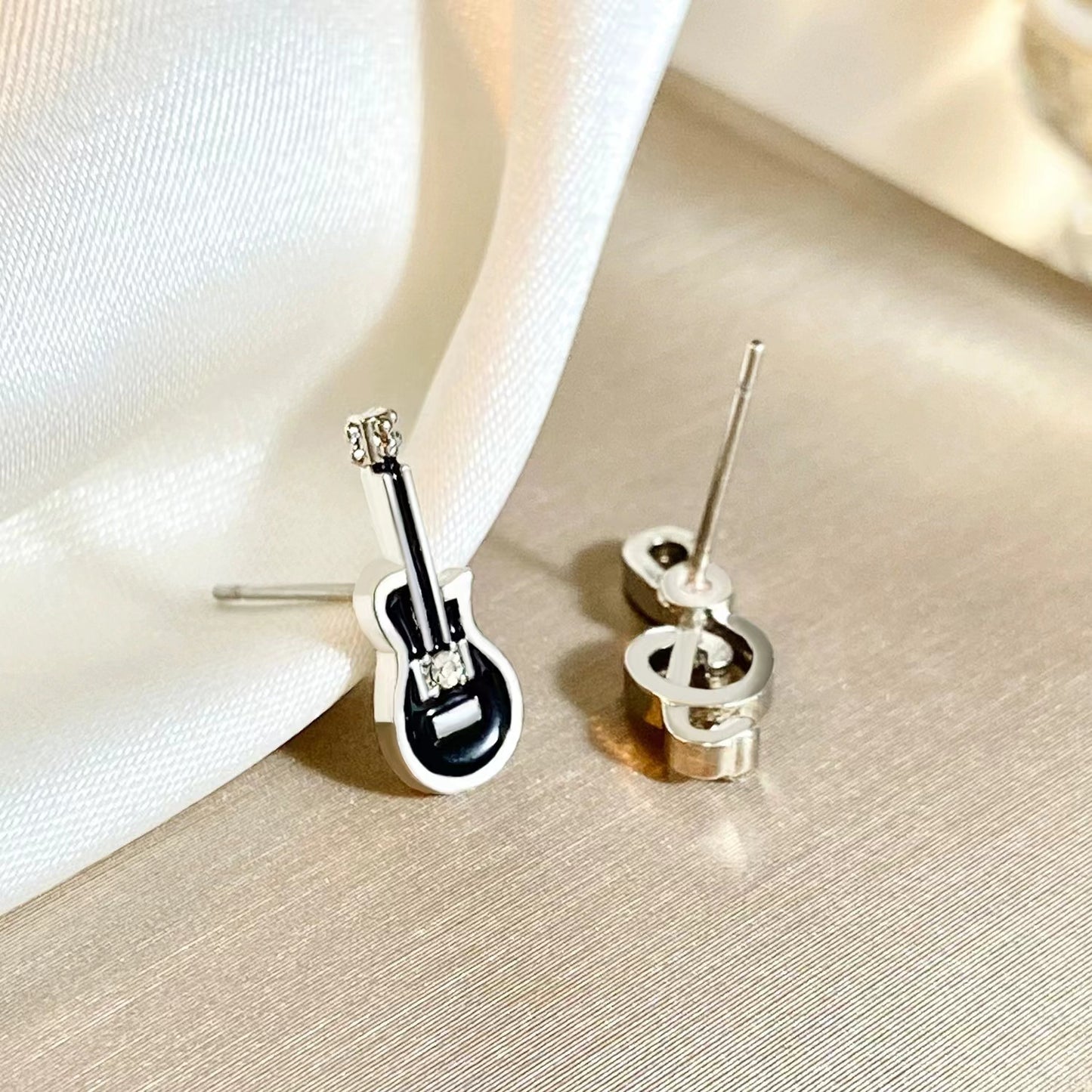 Creative violin and note value ladies earrings