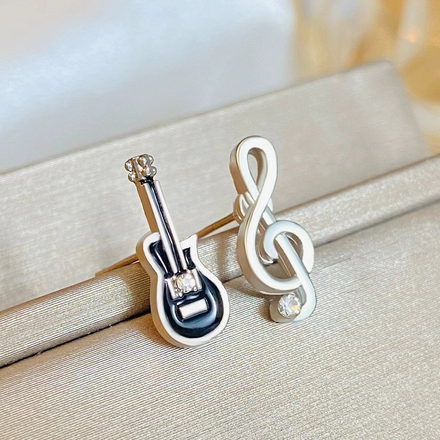 Creative violin and note value ladies earrings