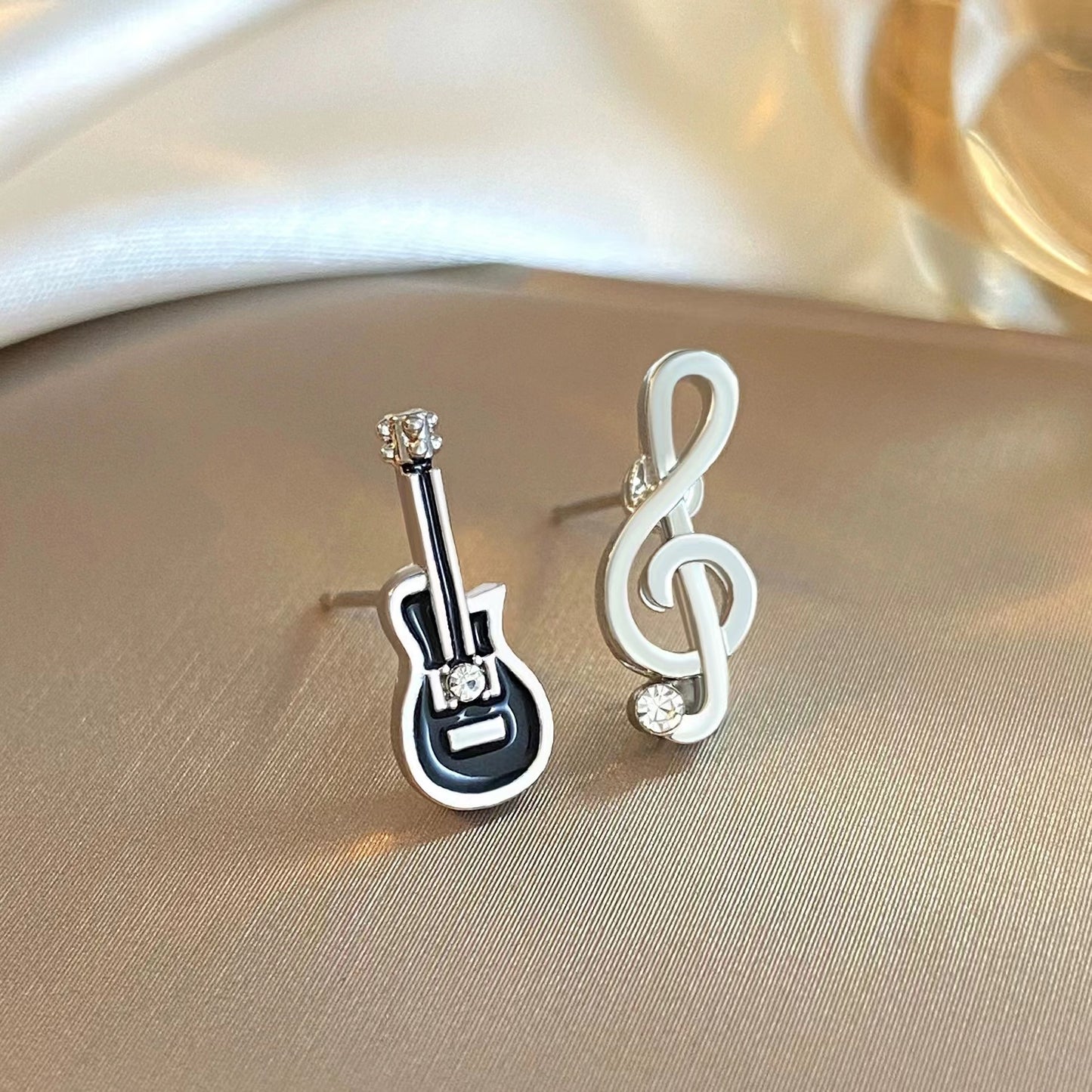 Creative violin and note value ladies earrings