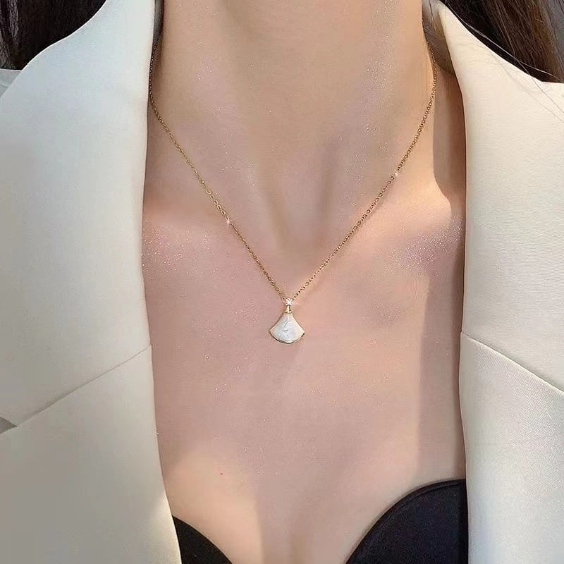 Shell+rose gold necklace