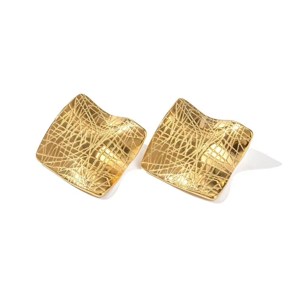 18K Gold wrinkle and grain flat this classic earrings