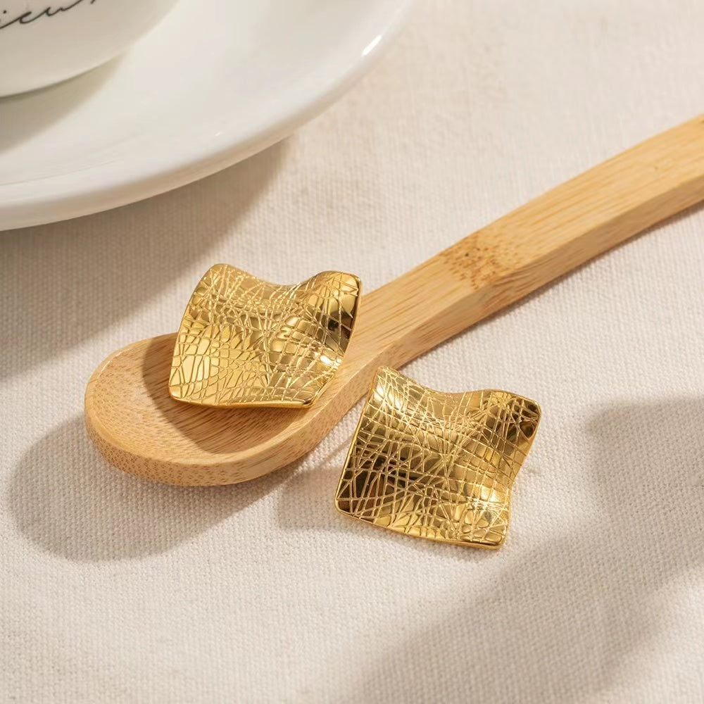 18K Gold wrinkle and grain flat this classic earrings