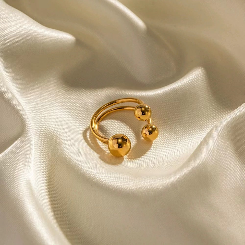 18KT Gold S shape with 3 balls ring