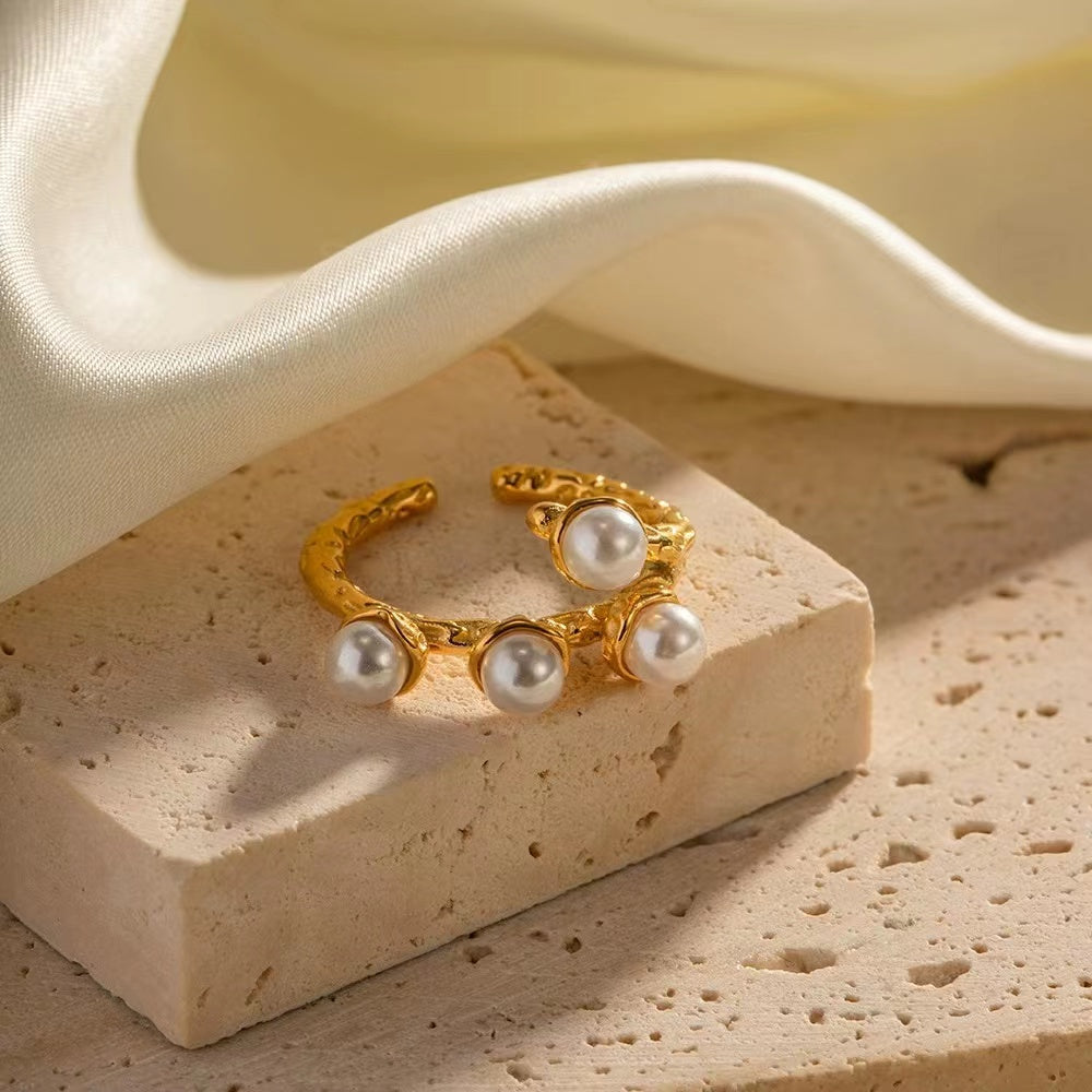 18K Gold chassic pearl ring