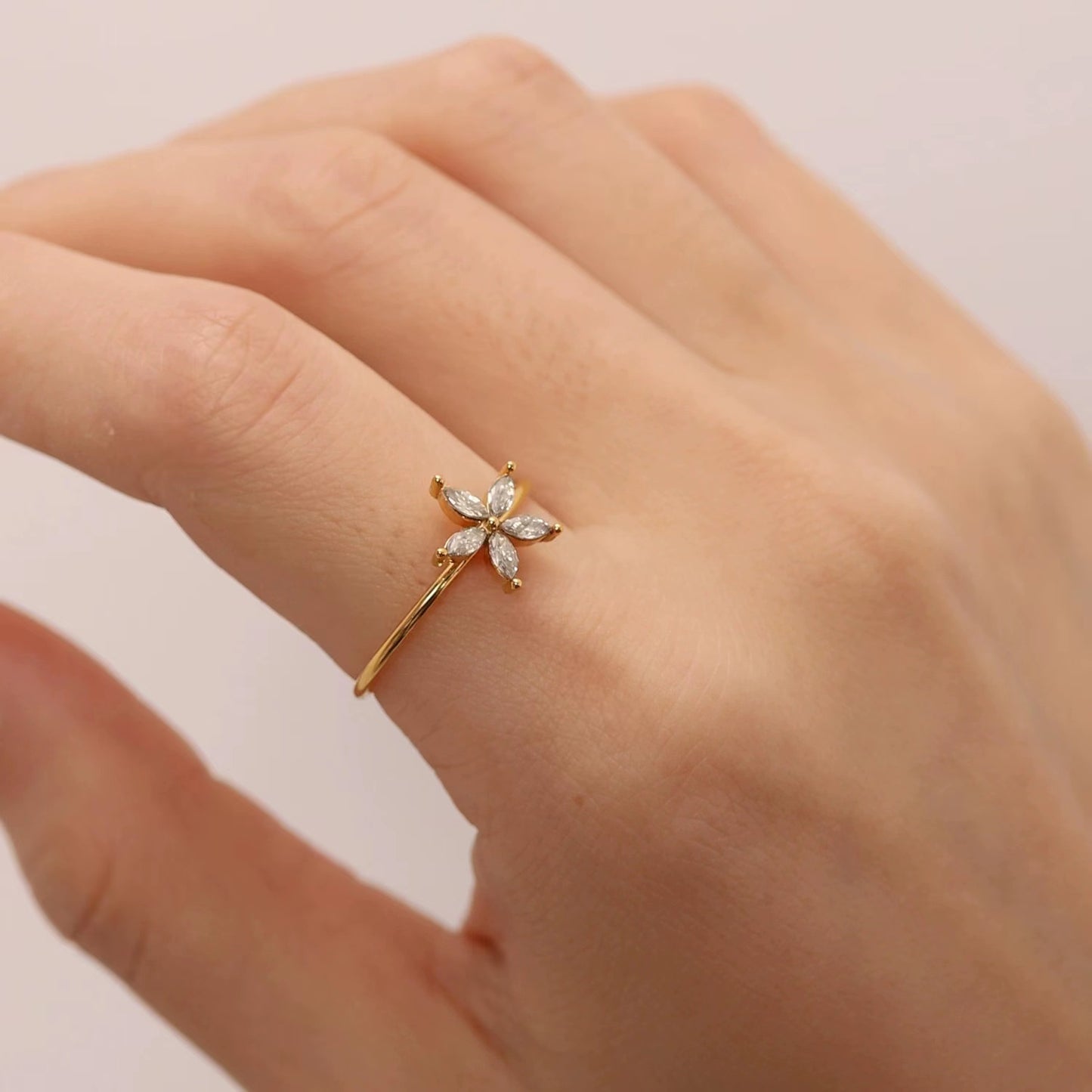 18KT Gold The flower-shaped cubic zirconia ring