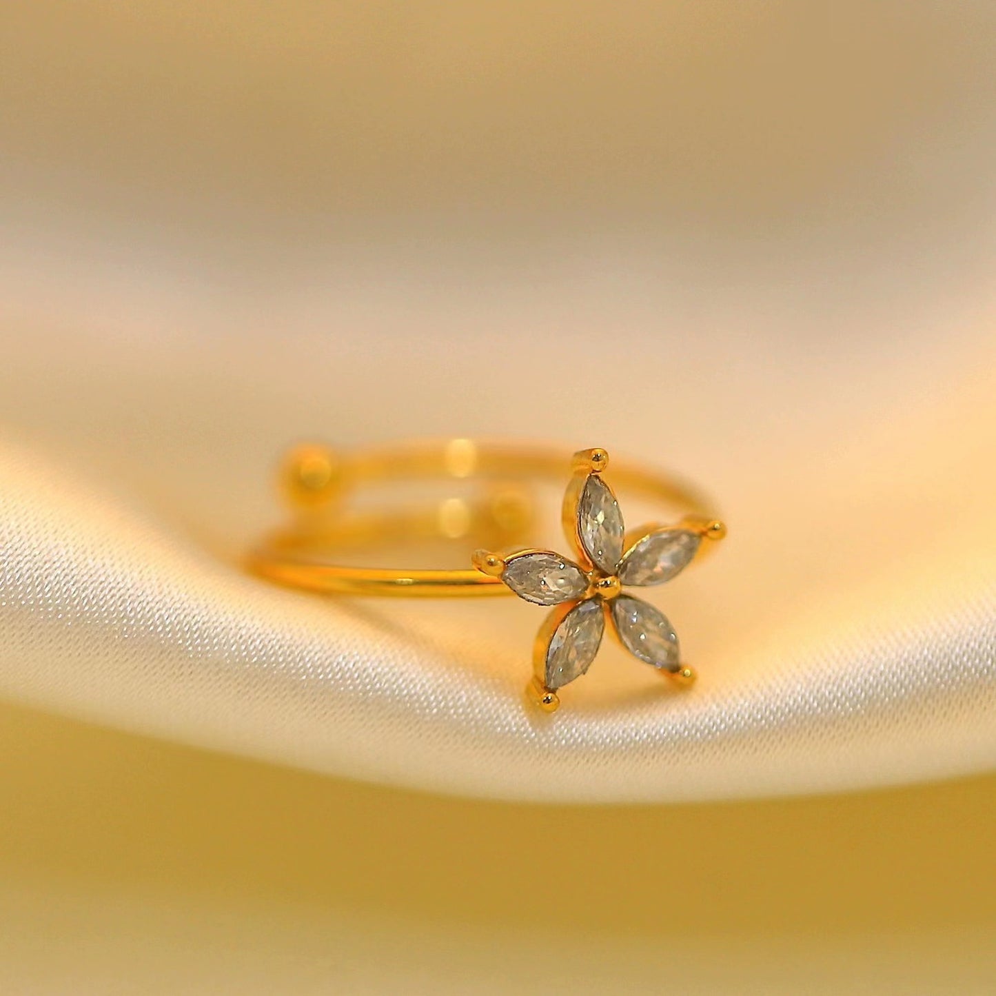 18KT Gold The flower-shaped cubic zirconia ring