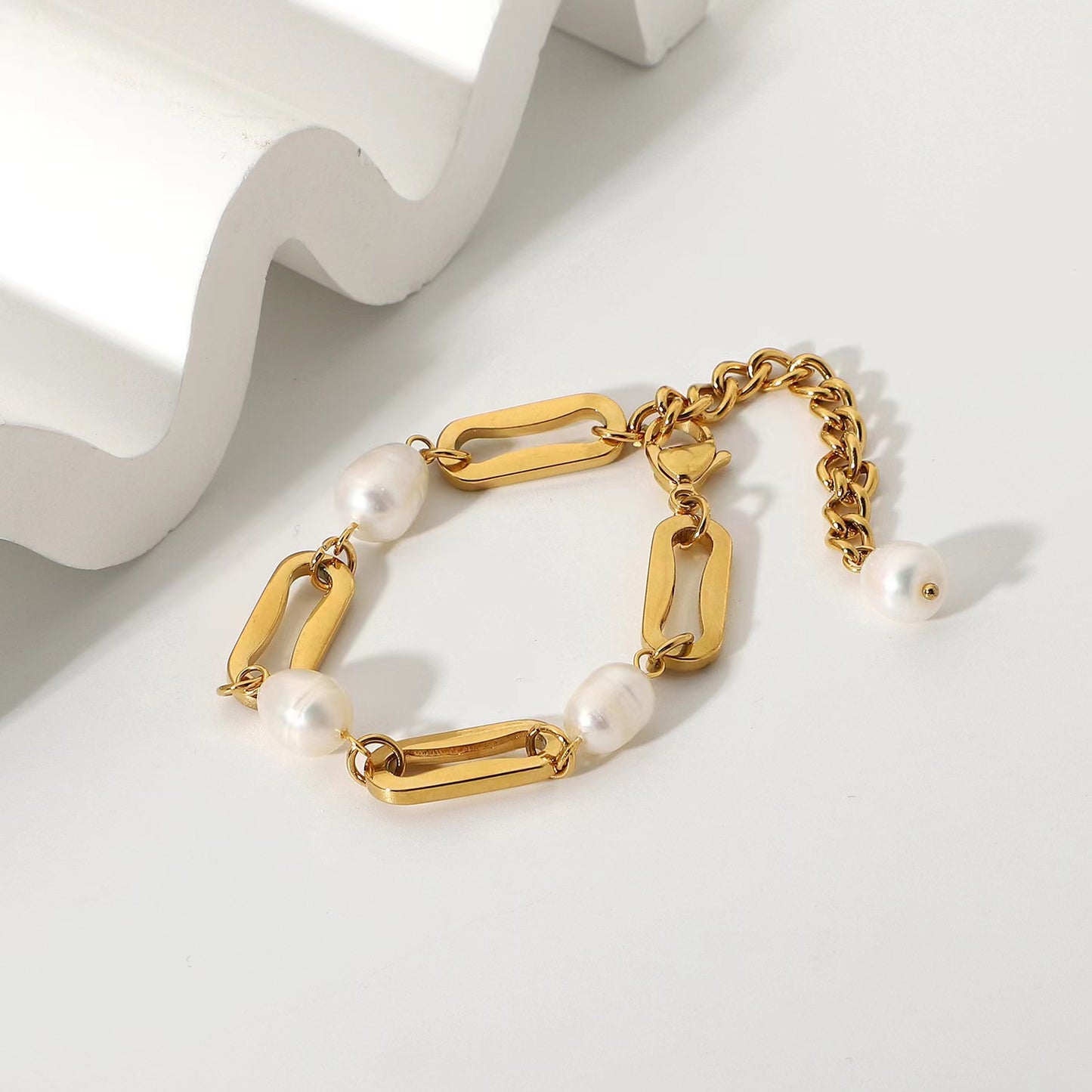 18K Gold plating chains bracelet with freshwater pearls.