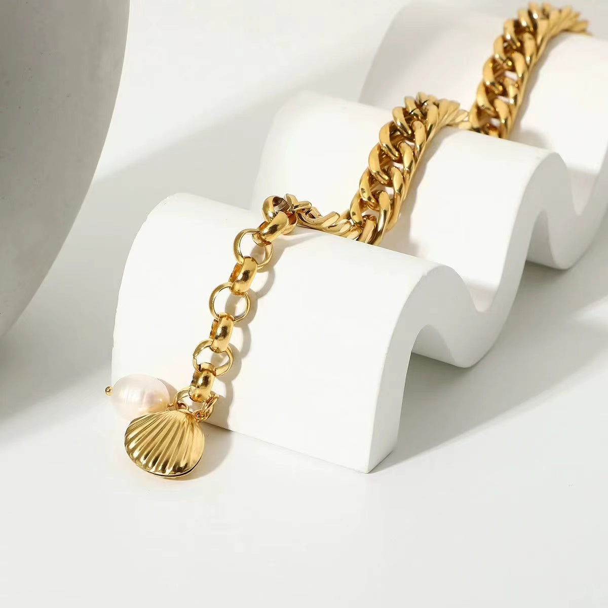 shell shape +pearls with this chunky chain ladies bracelets