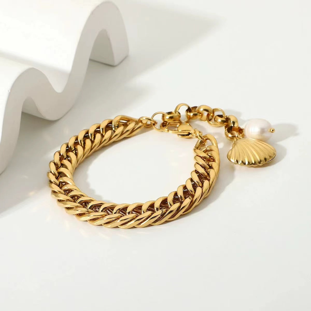 shell shape +pearls with this chunky chain ladies bracelets