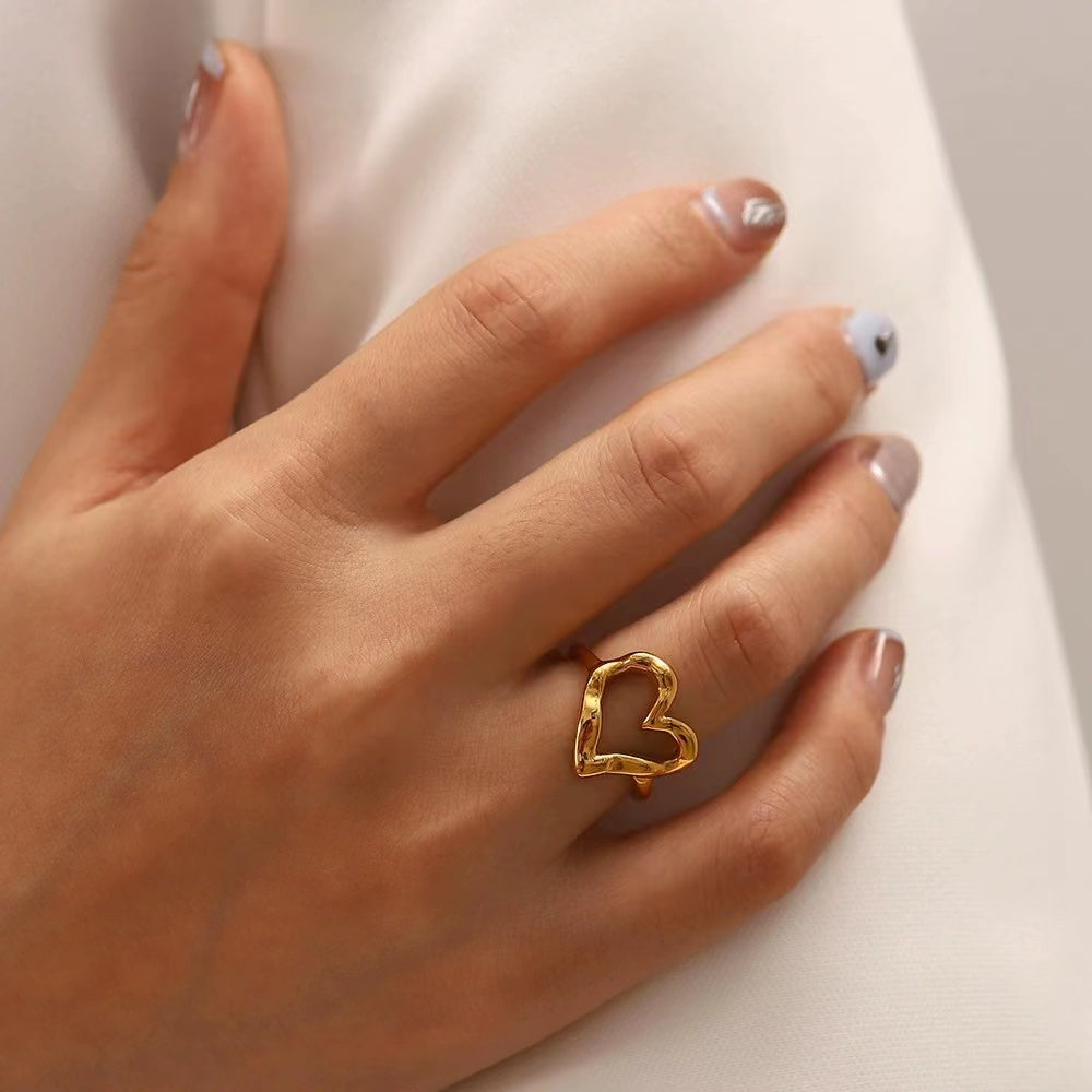 Classic heart outline ring