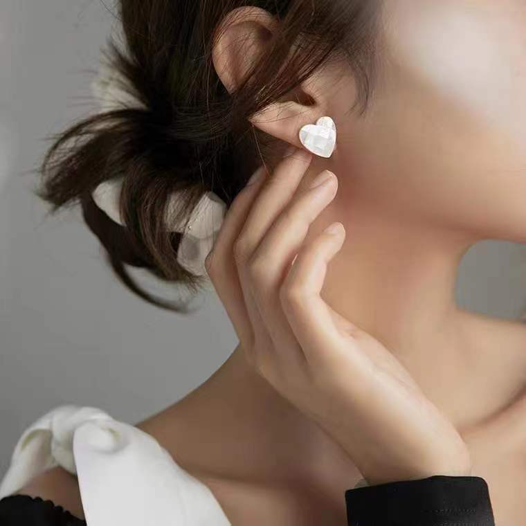 Classic white pearls earrings
