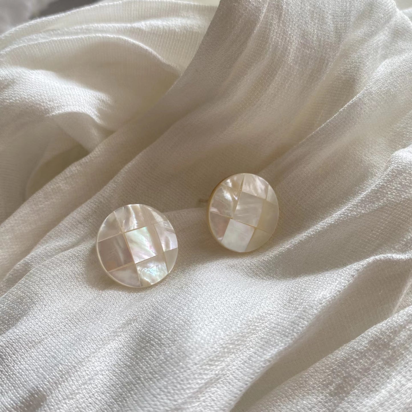Classic white pearls earrings