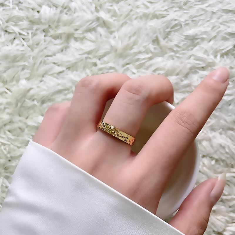 Unisex 2.5mm Crushed Ice Gold Titanium Steel Ring - Hammered Water Ripple Texture, Round Band, Simple Look, Non-Fading Gold, Handmade Cold Trendy Costume Jewelry Accessory