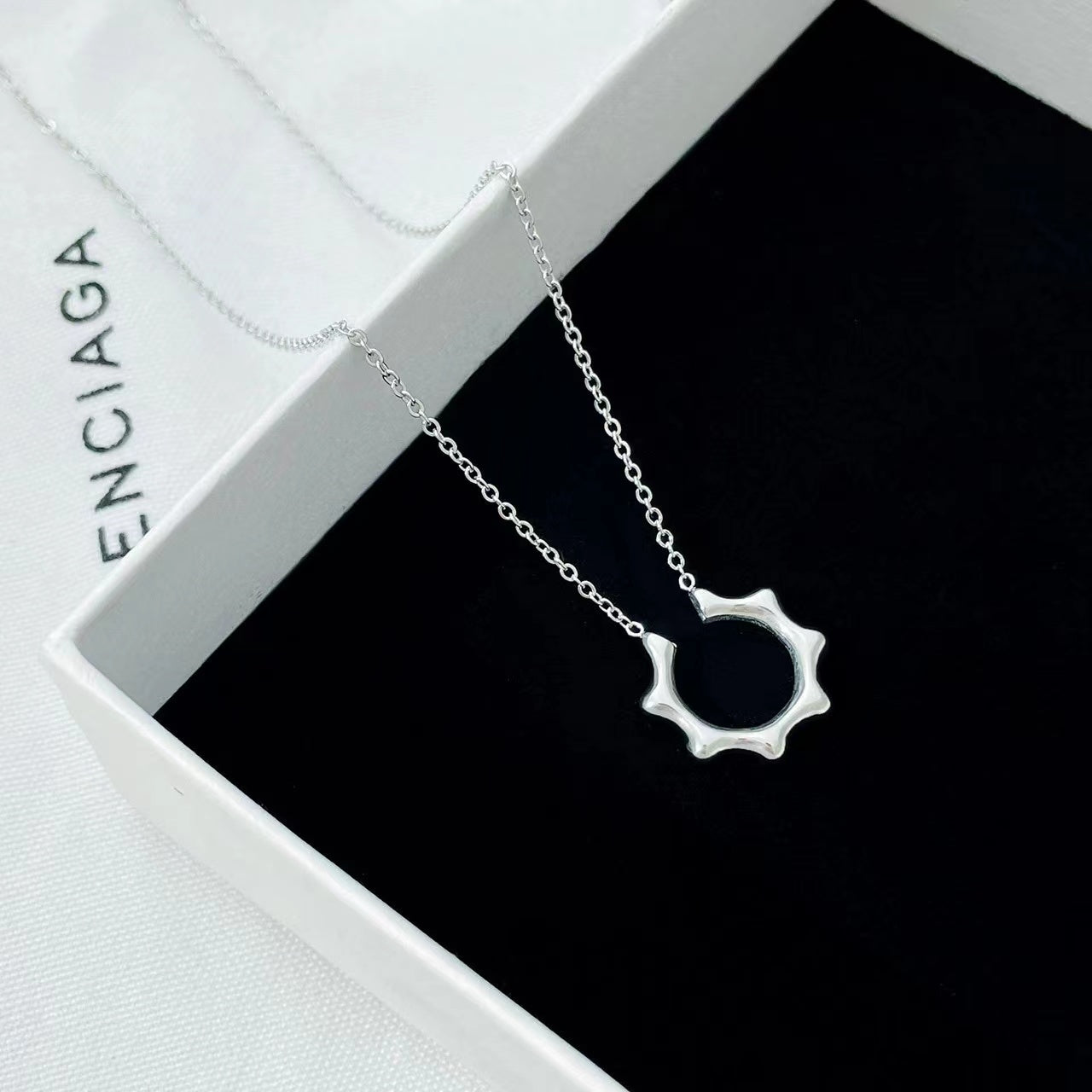 Creative design ladies necklace