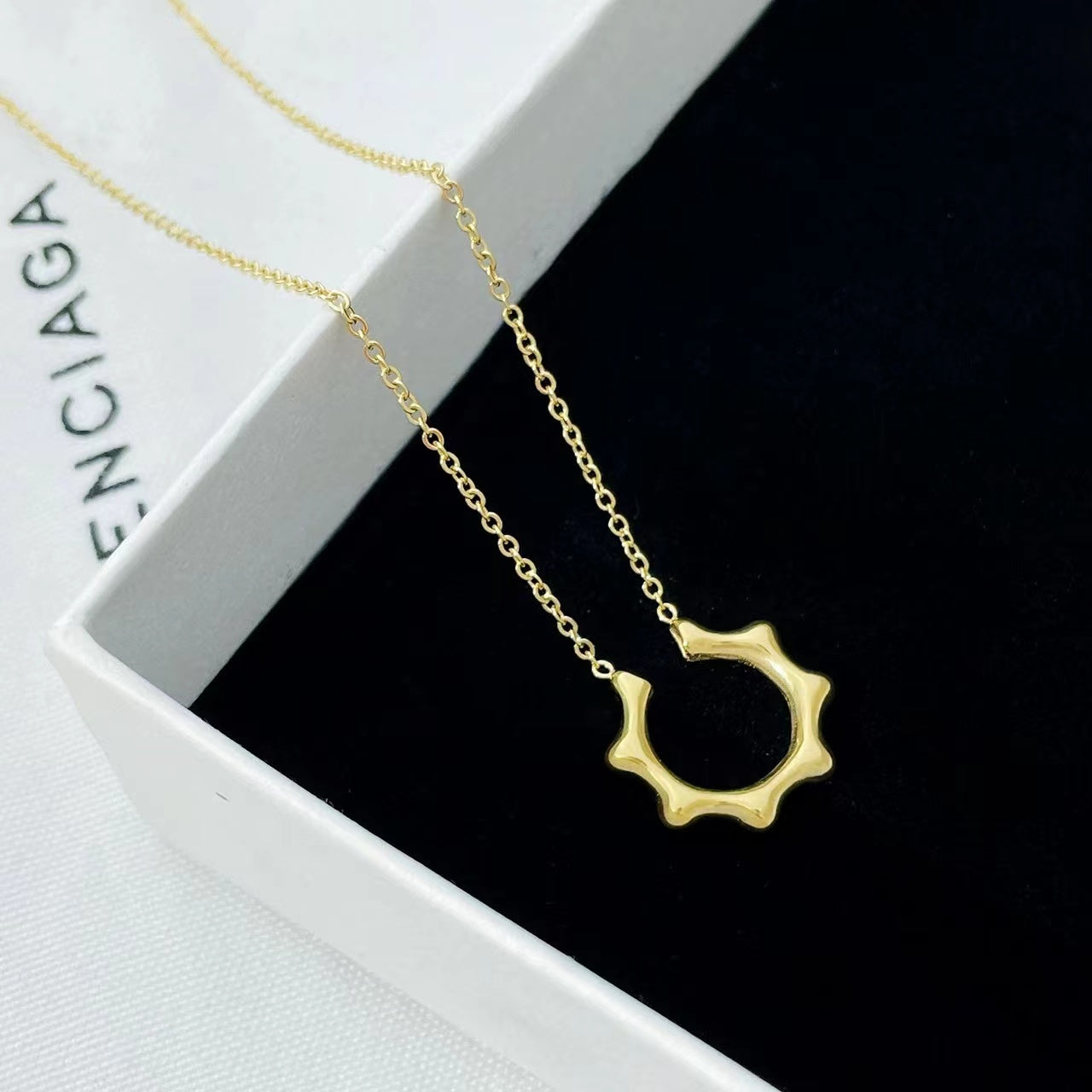 Creative design ladies necklace