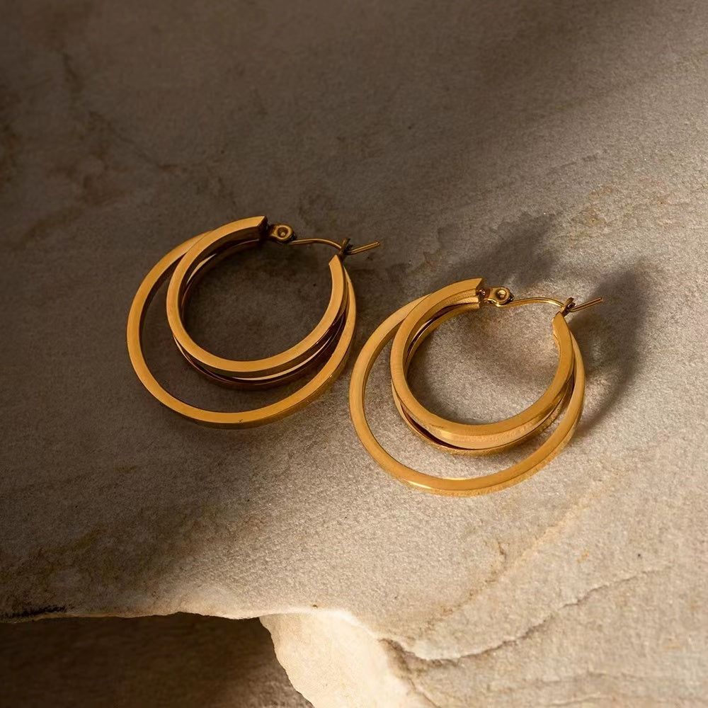 18KT Gold two circular hoop earrings.