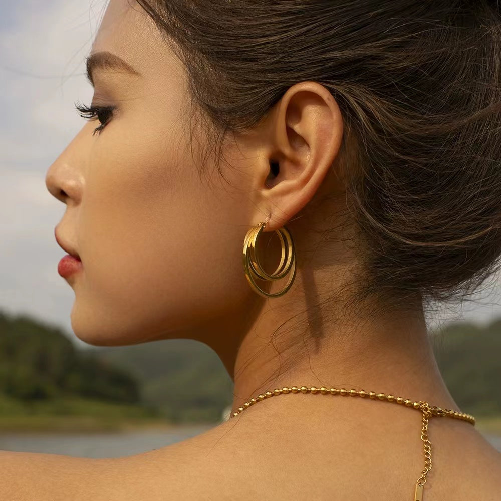 18KT Gold two circular hoop earrings.