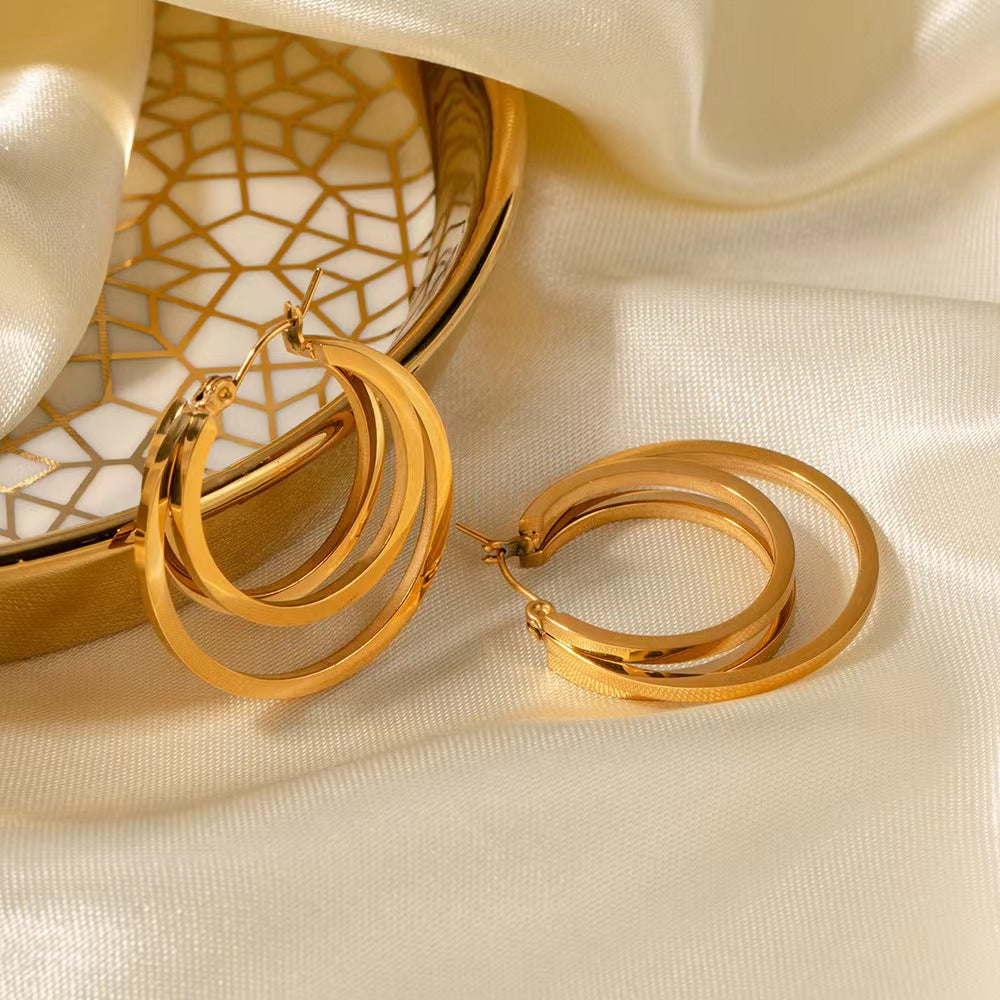 18KT Gold two circular hoop earrings.