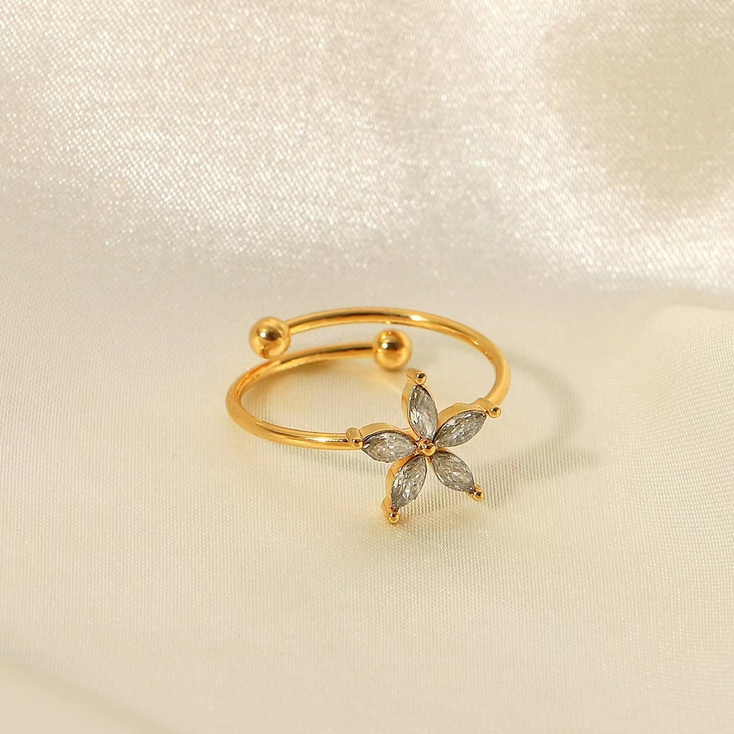 18KT Gold The flower-shaped cubic zirconia ring