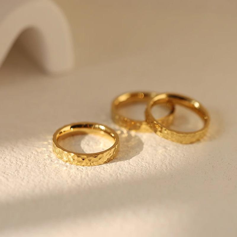 Unisex 2.5mm Crushed Ice Gold Titanium Steel Ring - Hammered Water Ripple Texture, Round Band, Simple Look, Non-Fading Gold, Handmade Cold Trendy Costume Jewelry Accessory