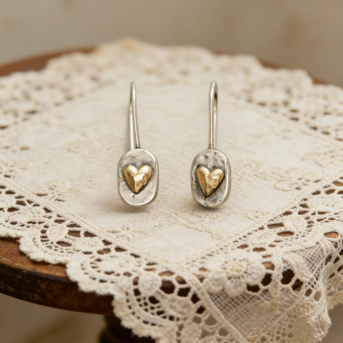 Women's Fashion Alloy Oval Shape Drop Earrings - Designer-Inspired Metallic Finish, Geometric Carved Golden Heart Dangle, Minimalist Costume Jewelry for Daily Wear