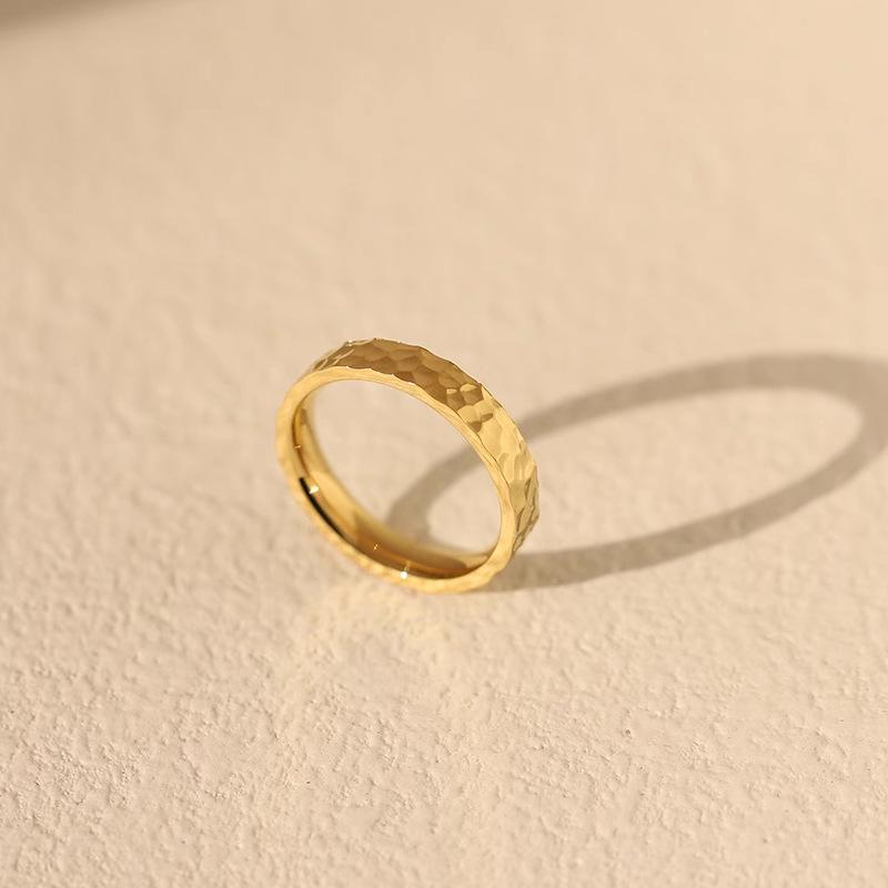 Unisex 2.5mm Crushed Ice Gold Titanium Steel Ring - Hammered Water Ripple Texture, Round Band, Simple Look, Non-Fading Gold, Handmade Cold Trendy Costume Jewelry Accessory