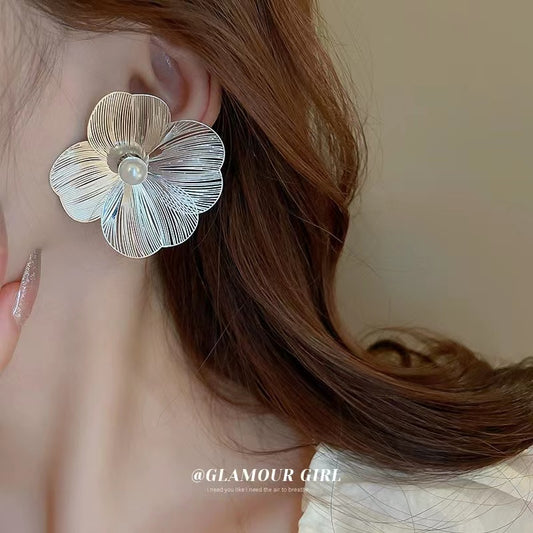 Flower metal+ pearl earrings