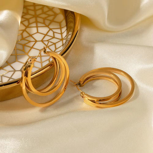 18KT Gold two circular hoop earrings.