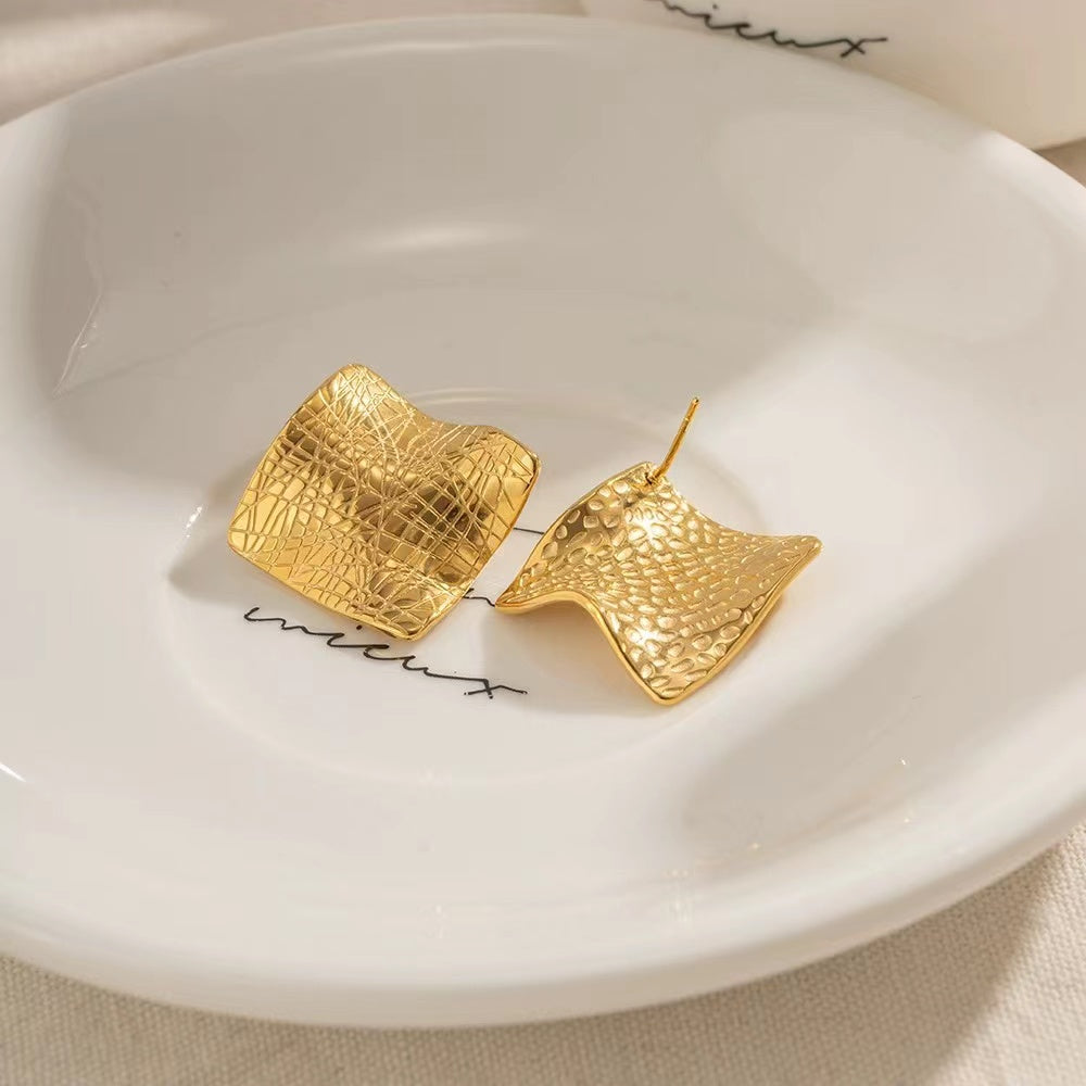 18K Gold  wrinkle and grain flat this classic earrings