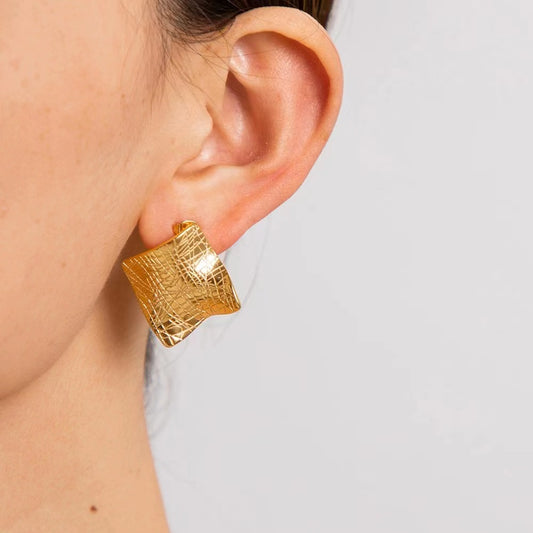 18K Gold  wrinkle and grain flat this classic earrings