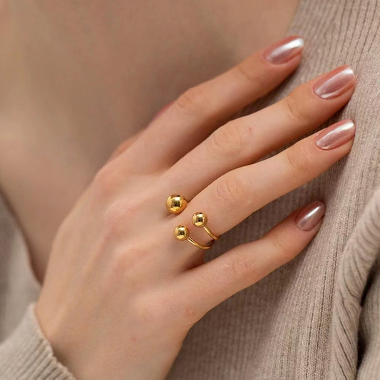18KT Gold  S shape with 3 balls ring