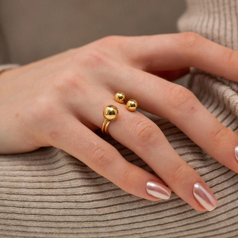 18KT Gold  S shape with 3 balls ring