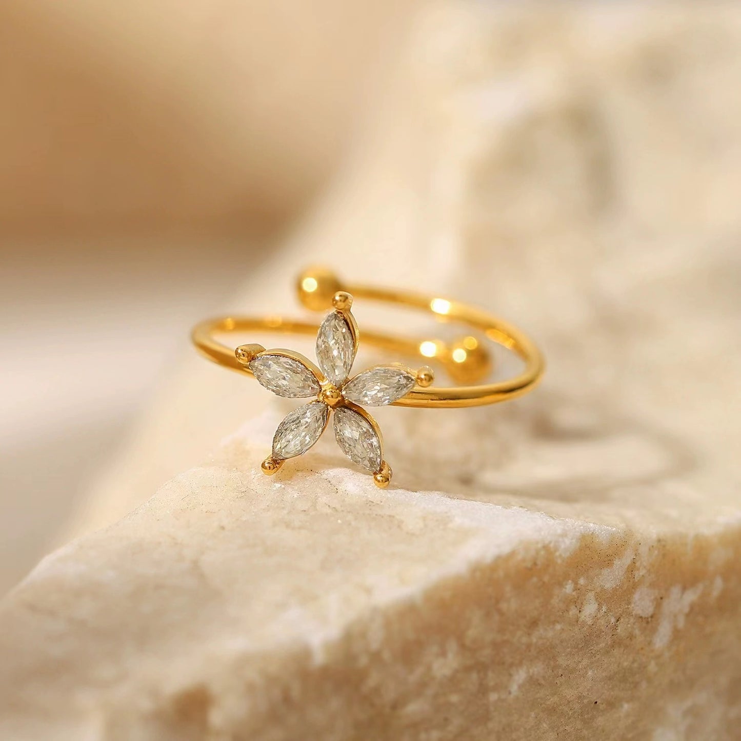 18KT Gold The flower-shaped cubic zirconia ring