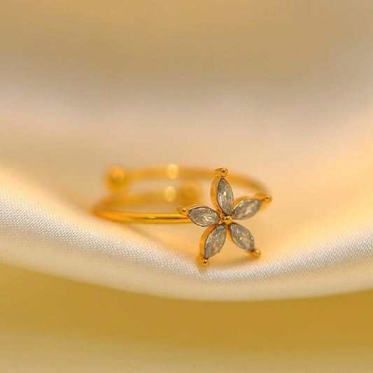 18KT Gold The flower-shaped cubic zirconia ring