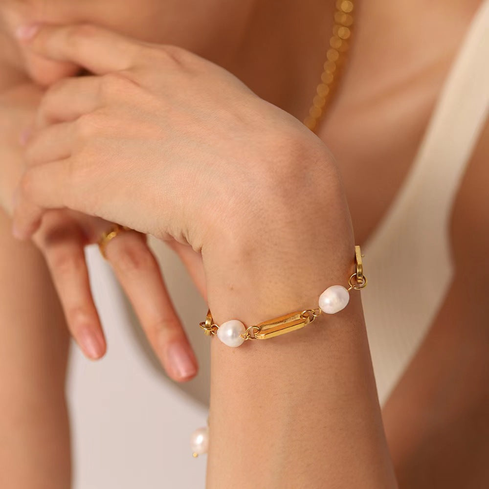 18K Gold plating chains bracelet with freshwater pearls.