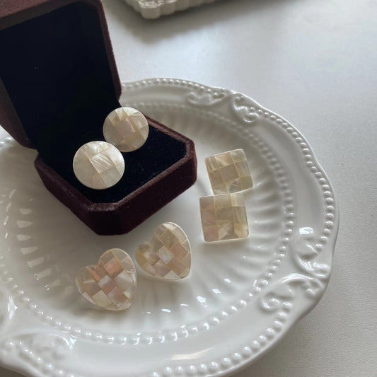 Classic white pearls earrings