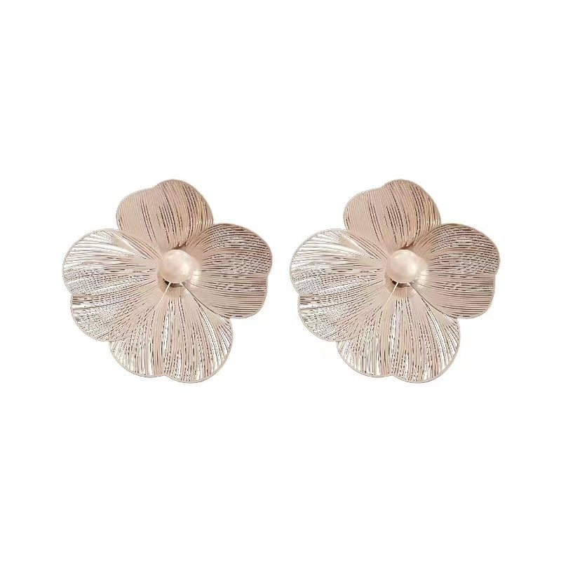 Flower metal+ pearl earrings